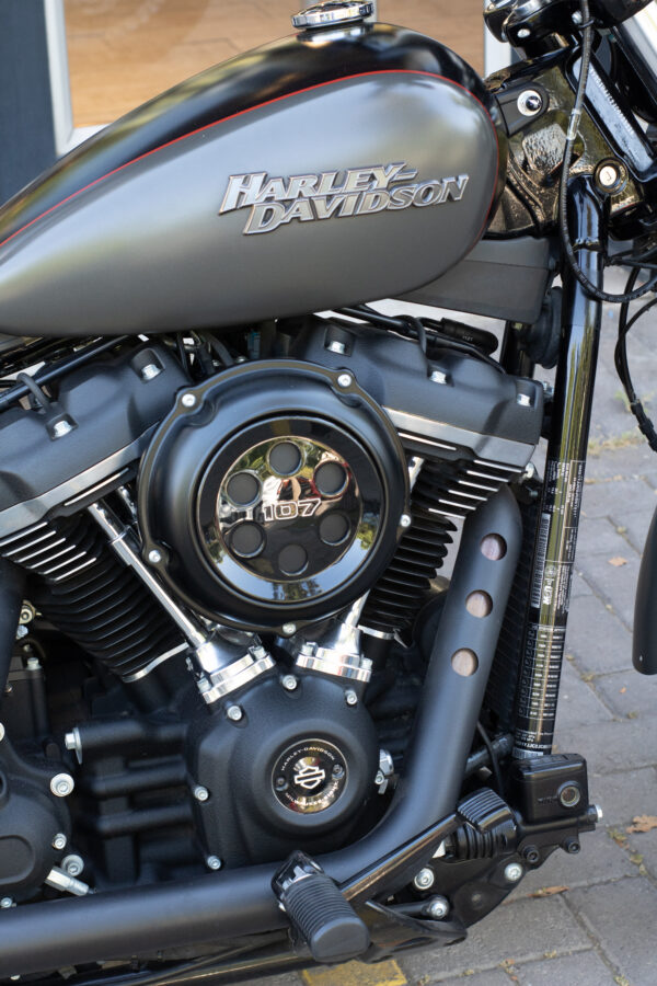 HARLEY-DAVIDSON STREET BOB 107 - Imagen 6