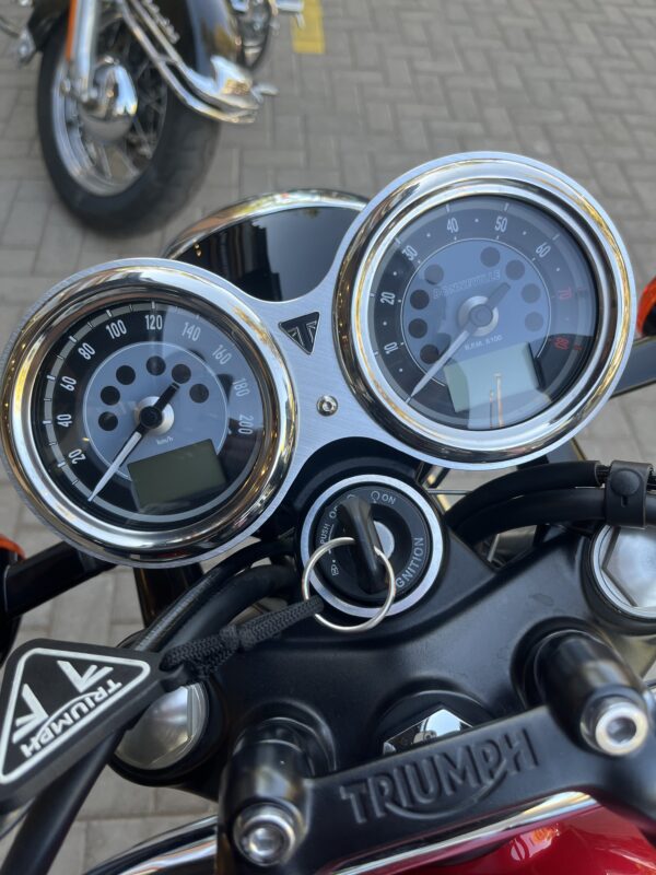 TRIUMPH BONNEVILLE T100 - Imagen 7